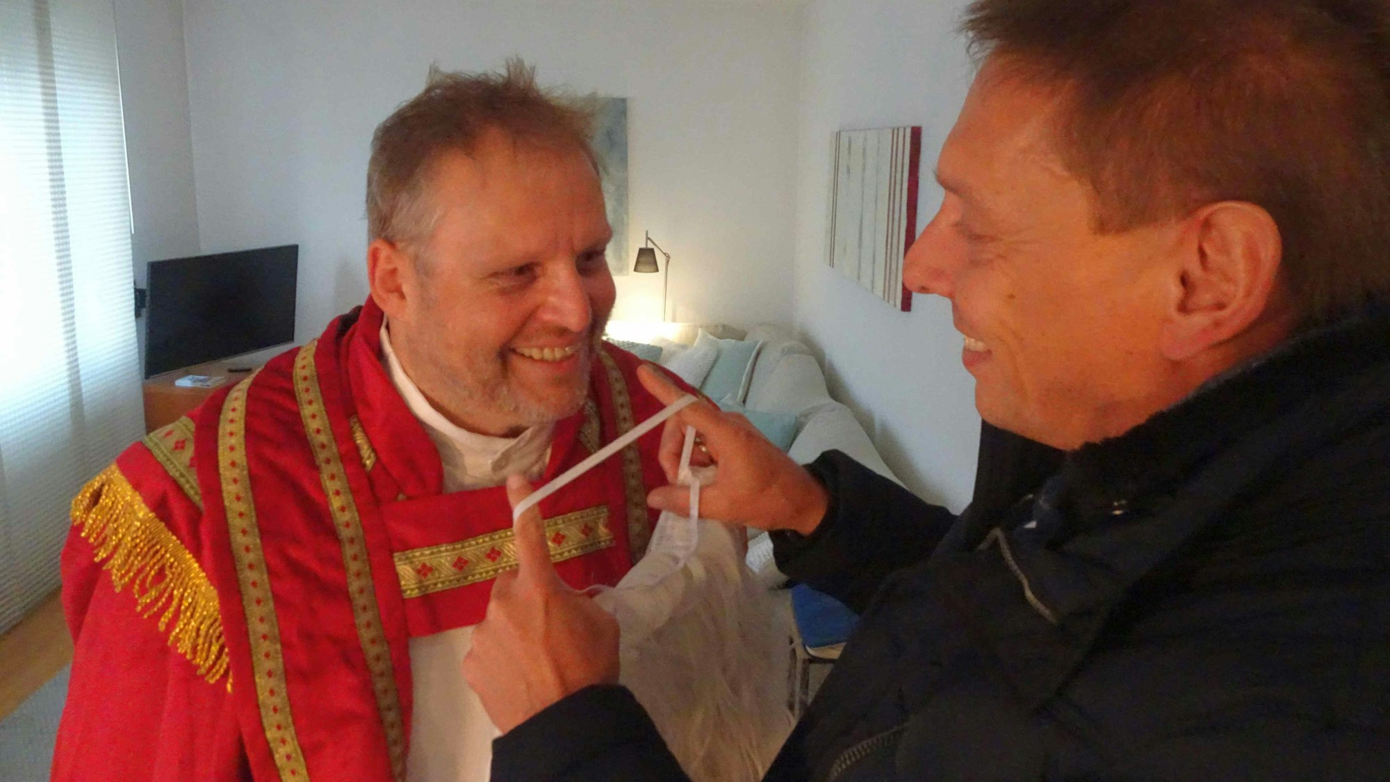 Ludwig Lambertz erhält Hilfe beim Anziehen seines Niklolaus-Kostüms von seinem Freund Ralf Danziger.