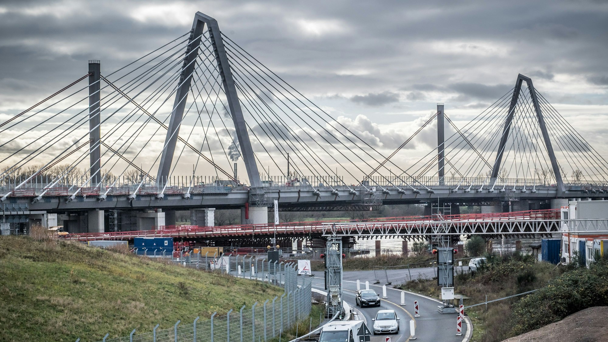 Die alte und die erste neue Leverkusener Brücke. darunter fahren Autos.