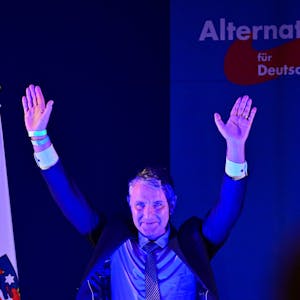 Björn Höcke, AfD-Landeschef in Thüringen, auf der Bühne. In Gera forderte der Faschist sein Publikum nun auf, eine SA-Losung zu skandieren. (Archivbild)
