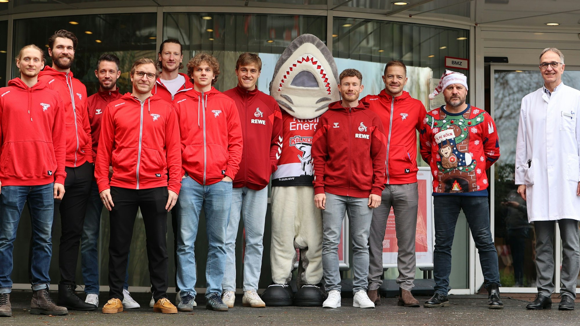 Spieler des 1. FC Köln (plus Trainer Steffen Baumgart), der Kölner Haie und deren Maskottchen Sharky besuchten die kleinen Patienten im Kinderkrankenhaus Amsterdamer Straße und verteilten zahlreiche Geschenke.