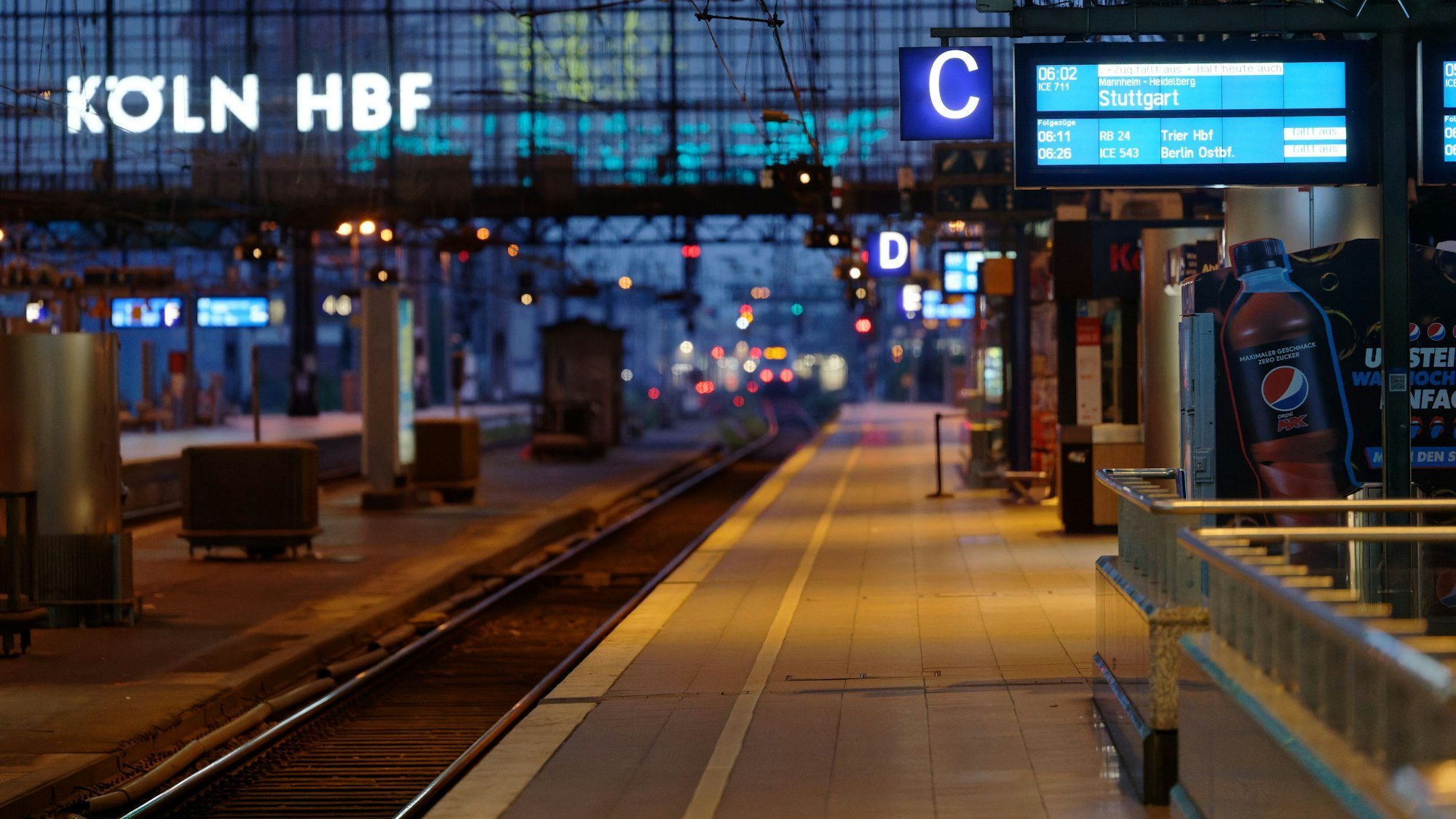 Zu sehen ist ein Gleis im Kölner Hauptbahnhof (Symbolbild).