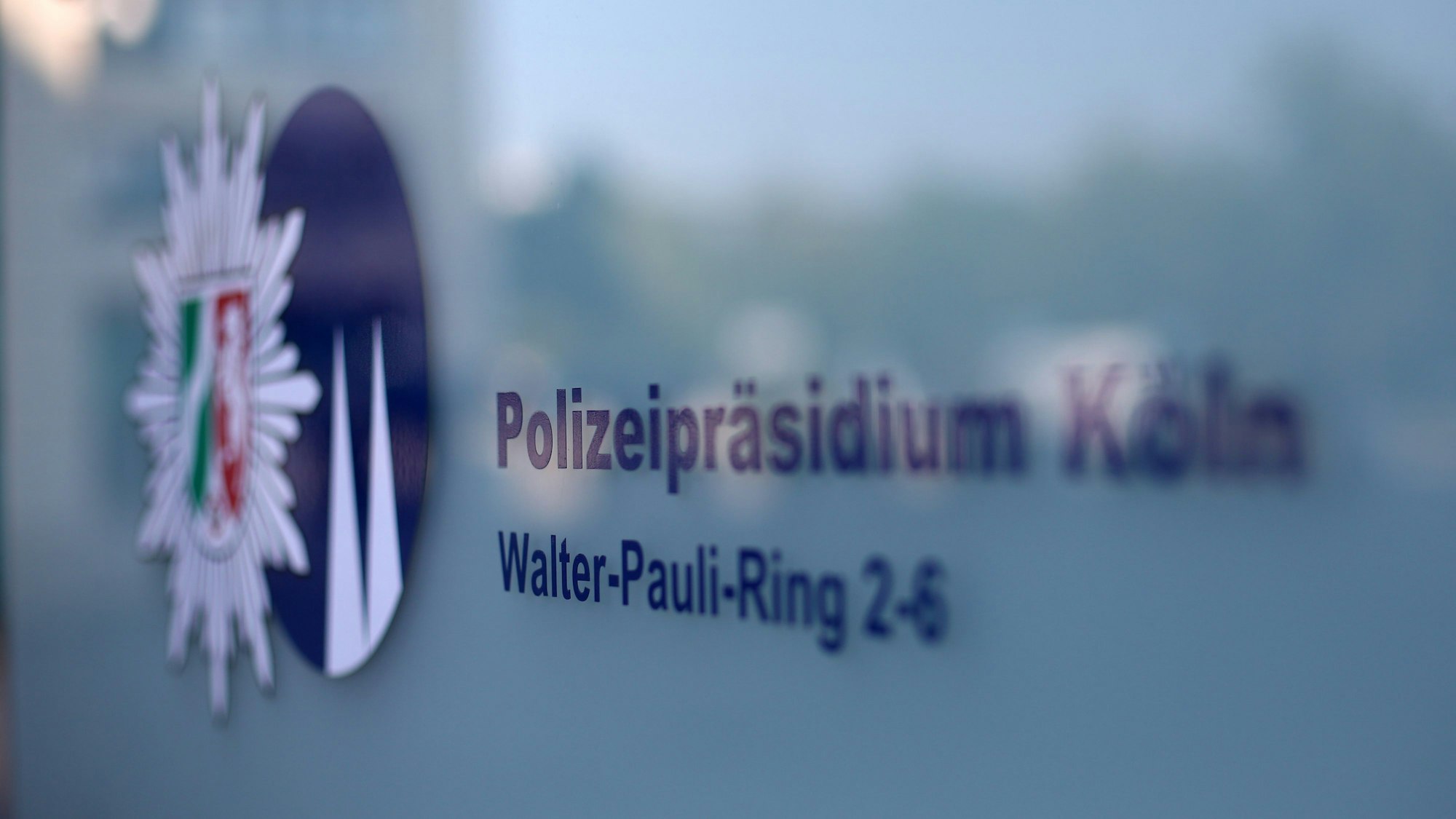 Schild des Polizeipräsidiums in Köln-Kalk (Symbolbild)


