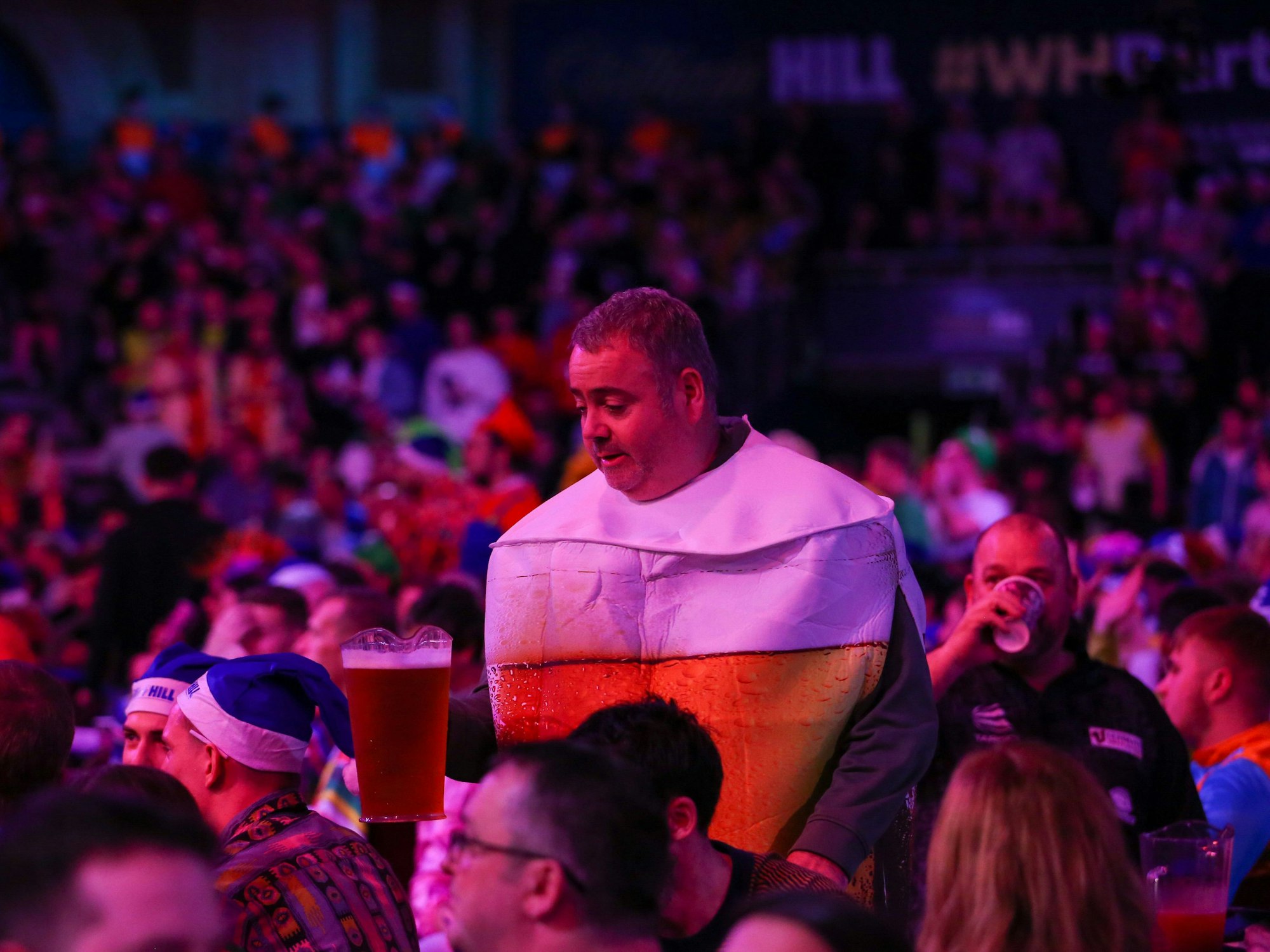 Ein Fan verkleidet als Bier.