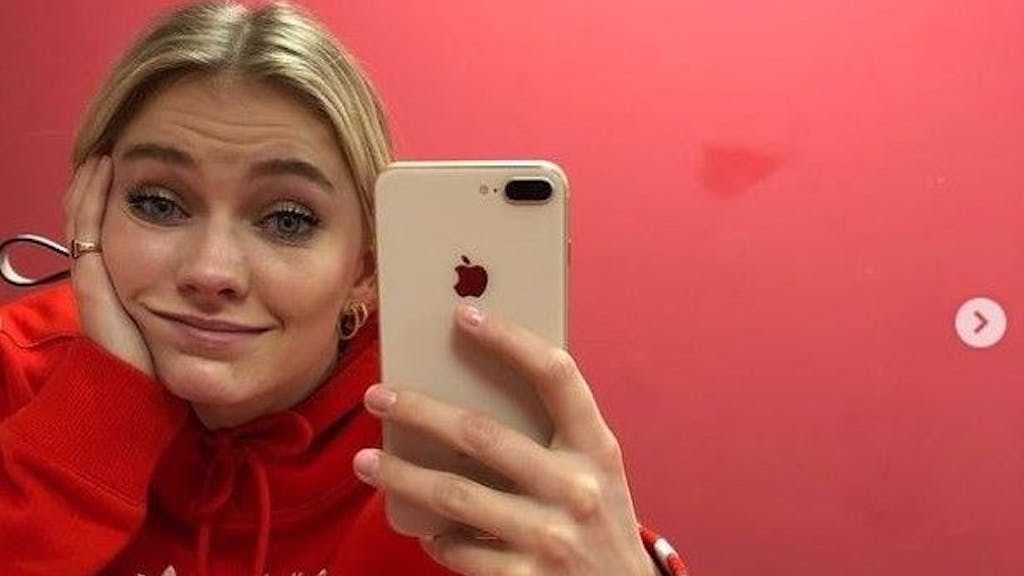 Astrid S: Die norwegische Popsängerin spielt die Hauptrolle in der Neuverfilmung des Films Drei Haselnüsse für Aschenbrödel. Das Selfie postete sie im Februar 2023 auf ihrem Instagram-Account.