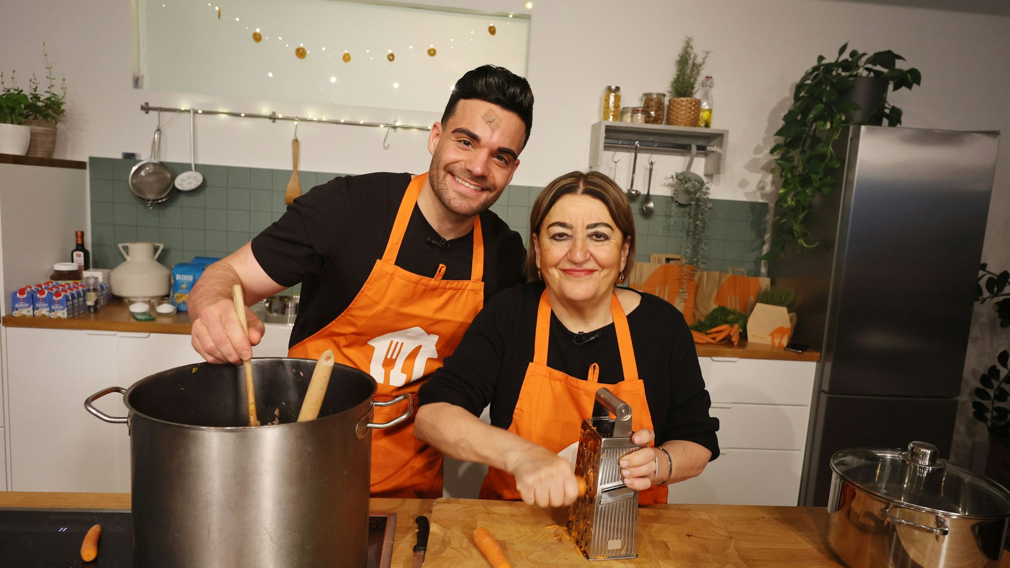 Stefano Zarrella und seine Mutter Clementina kochen für Kölner Kinder der Arche