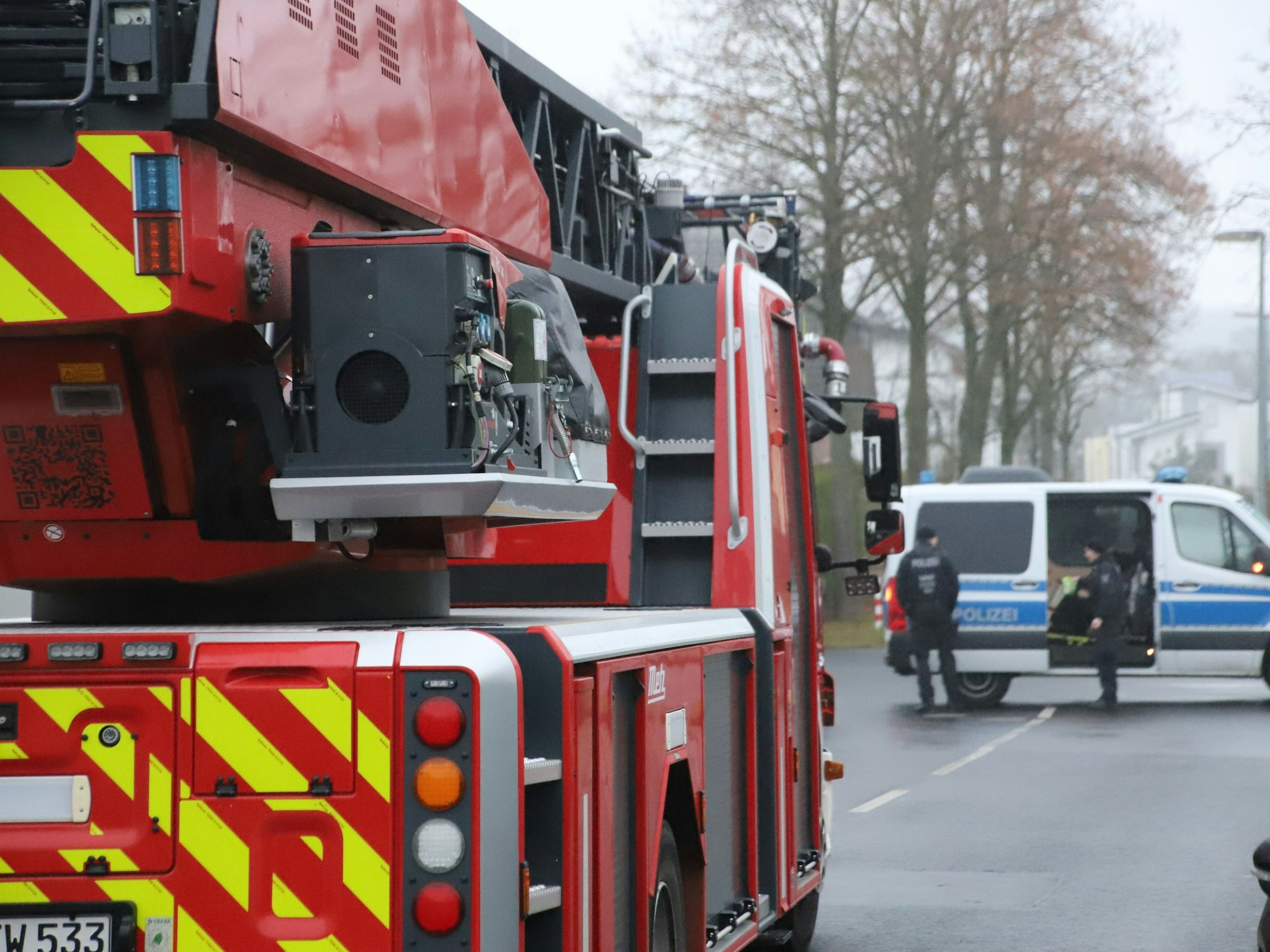 Auch die Feuerwehr wurde zu dem Einsatz in Hennef hinzugerufen, um den Einsatzort auszuleuchten.