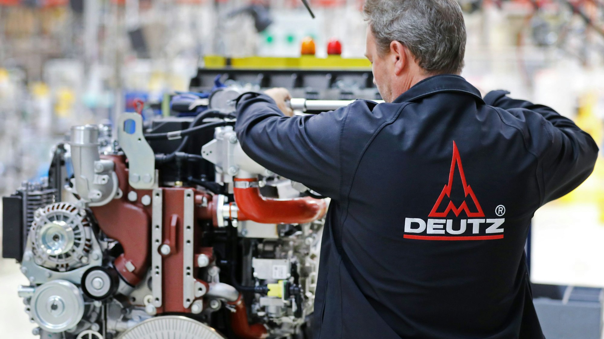 Ein Mitarbeiter des Motorenherstellers Deutz arbeitet bei der Herstellung von Dieselmotoren. Der Motorenbauer Deutz hat angesichts der Corona-Krise im ersten Quartal rote Zahlen geschrieben. Unter dem Strich stand ein Verlust von 10 Millionen Euro nach einem Gewinn von 20,9 Millionen Euro im Vorjahreszeitraum, wie das im SDax notierte Unternehmen am Donnerstag in Köln mitteilte. +++ dpa-Bildfunk +++