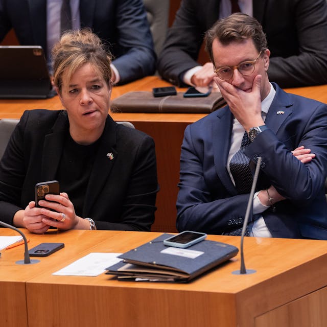 Unter Zeitdruck: Wirtschaftsministerin Mona Neubaur (Grüne) und Ministerpräsident Hendrik Wüst (CDU).