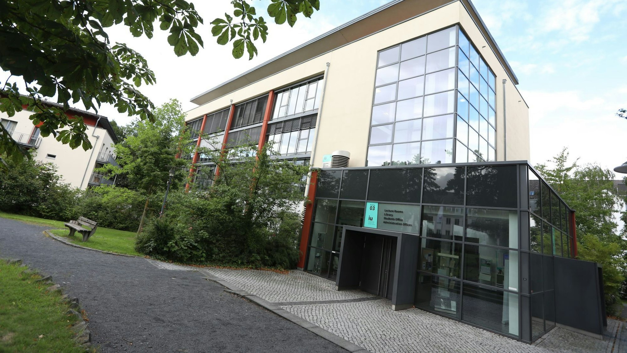 Das verglaste Gebäude der Internationalen Hochschule Bad Honnef. Im Jahr 2024 zieht dort die Freiraumschule ein.