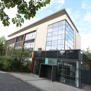 Das verglaste Gebäude der Internationalen Hochschule Bad Honnef. Im Jahr 2024 zieht dort die Freiraumschule ein.