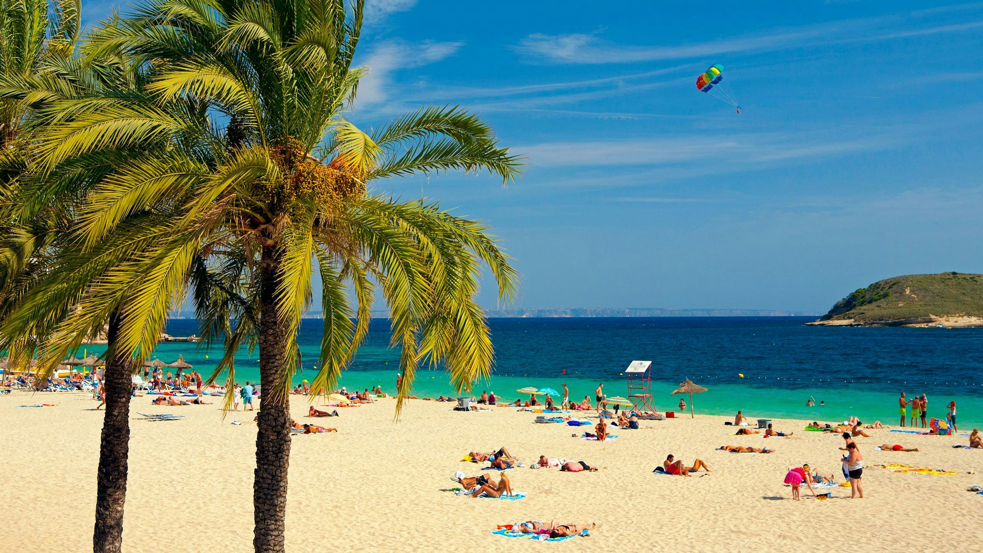Ein Strand mit Badegästen auf Mallorca.