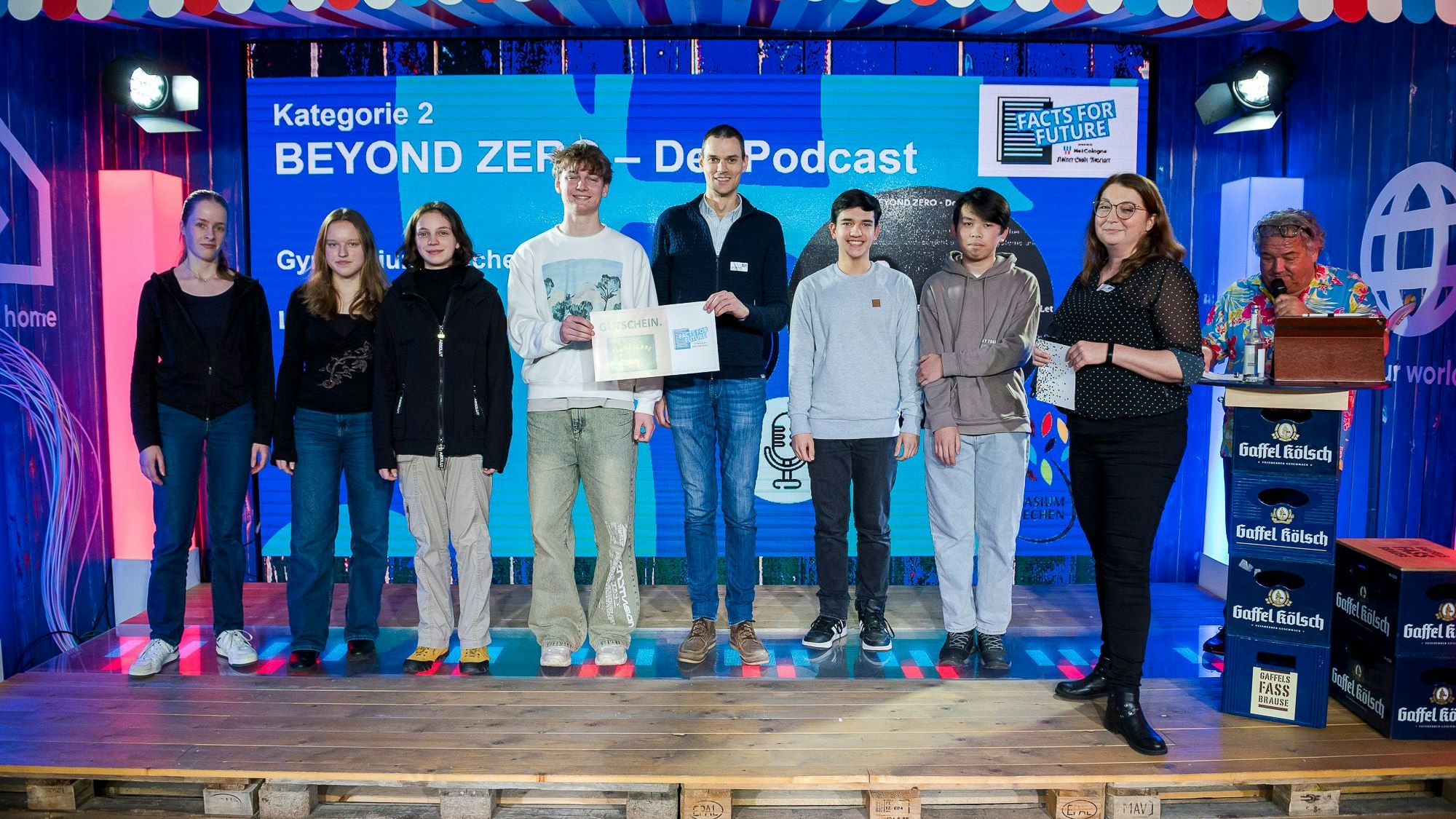 Einen Preis gab es für den Podcast „Beyond Zero“, Lehrer Marc Büssing vom  Gymnasium Frechen nahm den Preis mit seinen Schülerinnen und Schülern entgegen. Jurorin Alexandra Habicher (2. von r.) las die Würdigung der Jury vor.