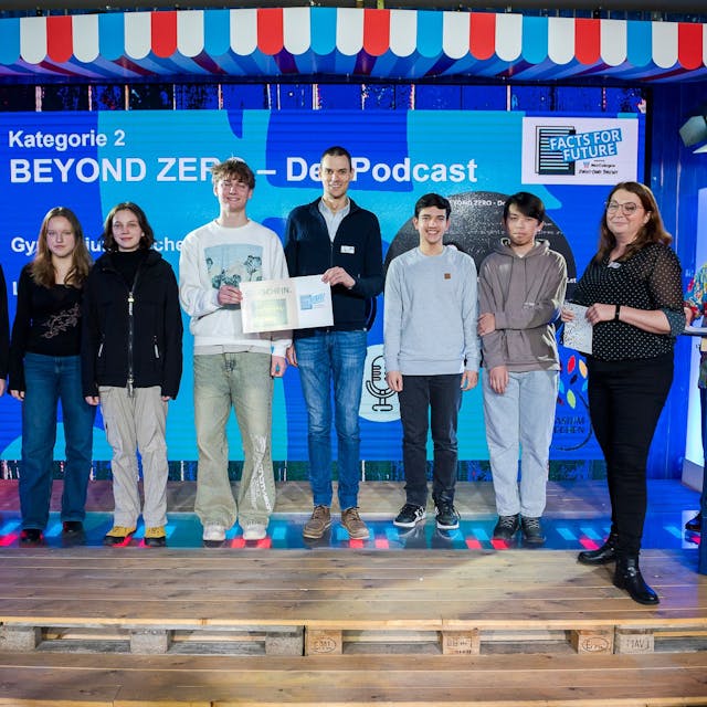 Einen Preis gab es für den Podcast „Beyond Zero“, Lehrer Marc Büssing vom  Gymnasium Frechen nahm den Preis mit seinen Schülerinnen und Schülern entgegen. Jurorin Alexandra Habicher (2. von r.) las die Würdigung der Jury vor.
