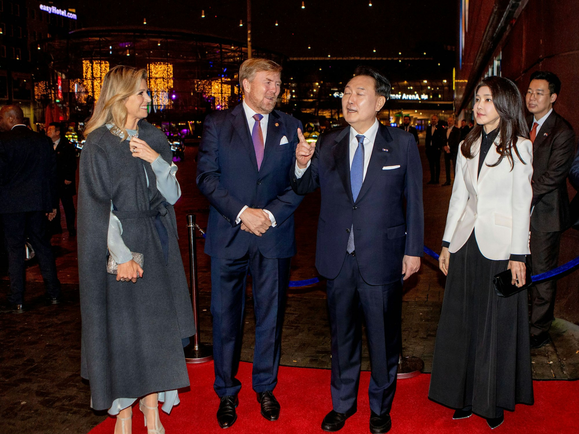 Königin Maxima und König Willem-Alexander mit dem Präsidenten der Republik Südkorea, Yoon Suk Yeol, und Kim Keon Hee während der Counter-Performance, einer klassischen koreanischen Musik- und Tanzaufführung im AFAS Live in Amsterdam.