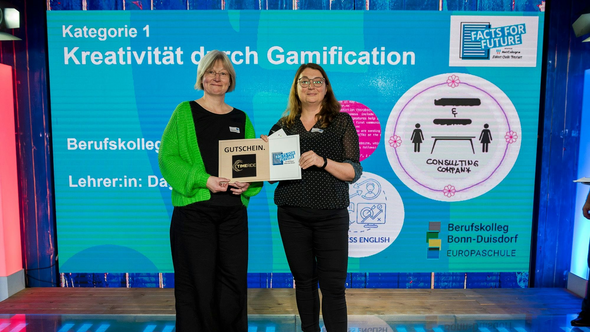 Lehrerin Dagmar Bizer vom Berufskolleg Bonn nahm den Preis für ihr Projekt „Kreativität durch Gamification“ entgegen. Rechts: Jurorin Alexandra Habicher.