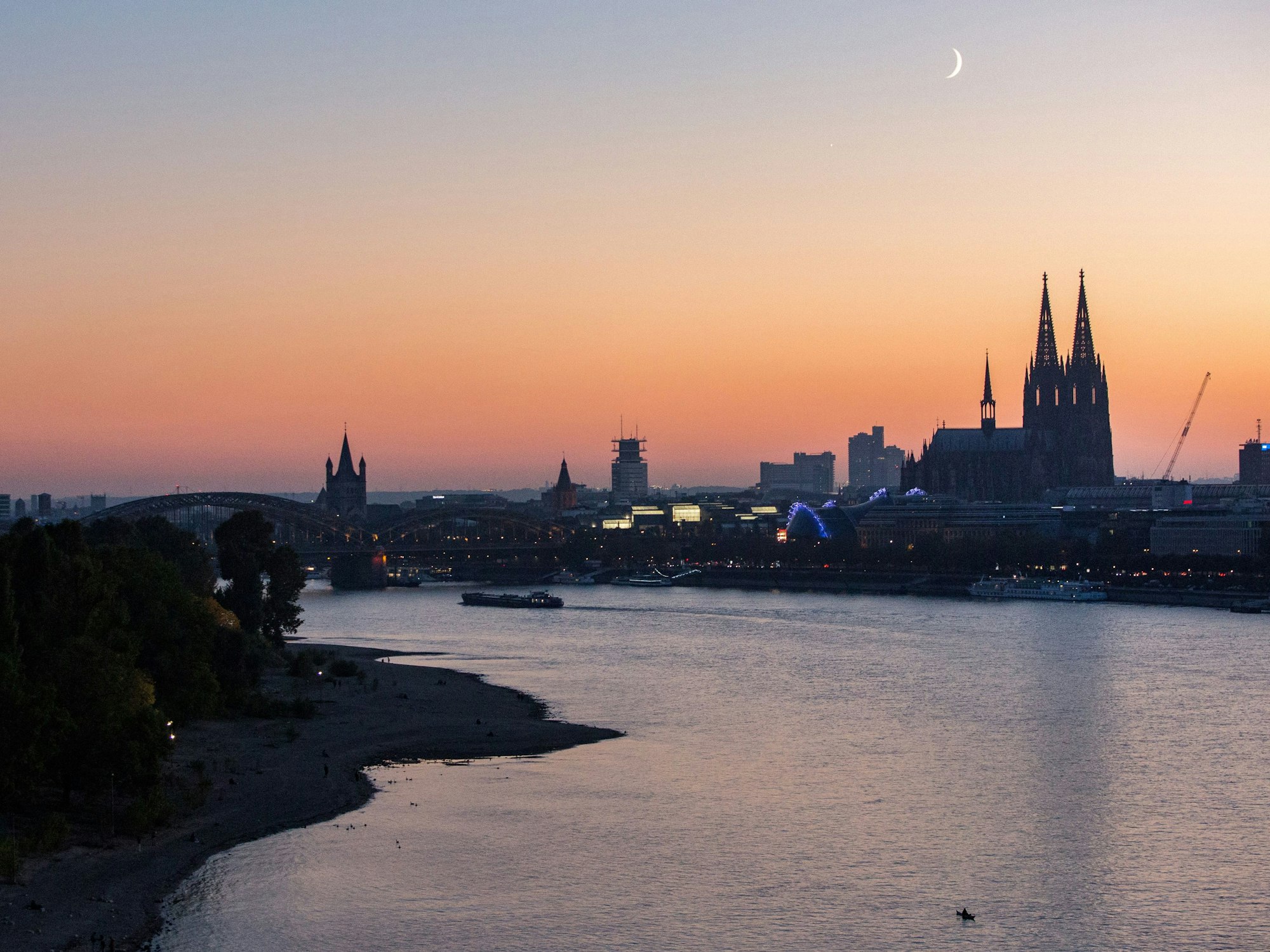 Blick aus einer Seilbahn-Gondel auf Köln.