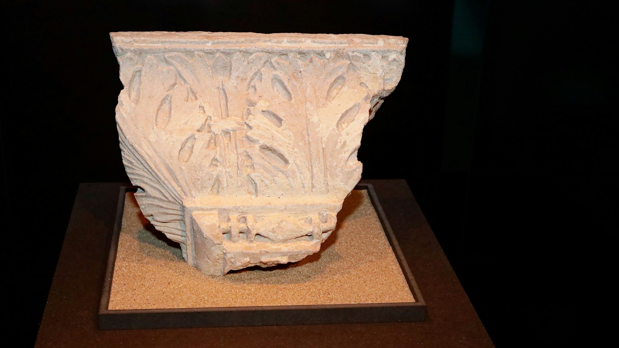 Zu sehen ist ein Artefakt der Ausstellung „Ausgegraben – Archäologische Schätze aus dem Kölner Dom“.