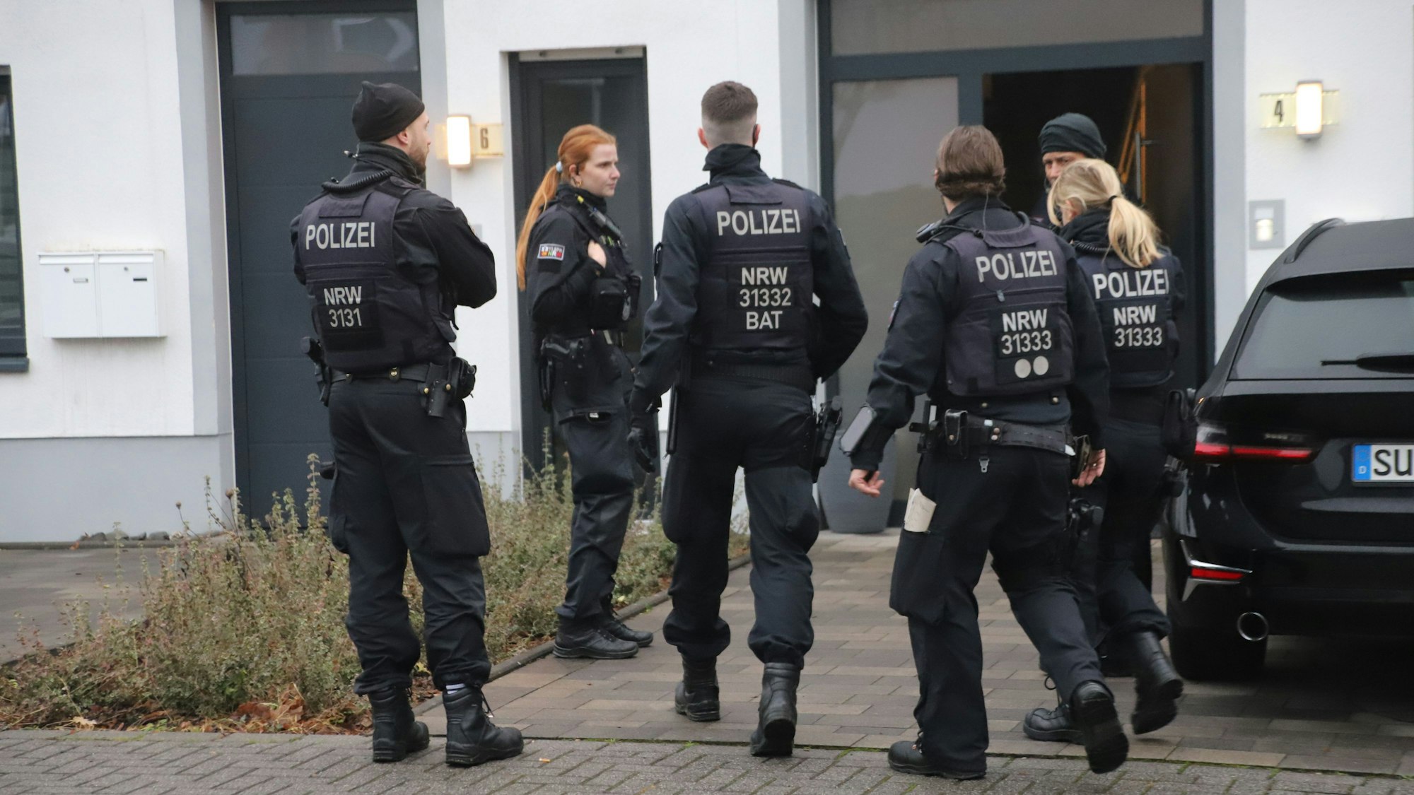 Die Bonner Polizei bei der Durchsuchung in Hennef-Hossenberg im Dezember 2023.