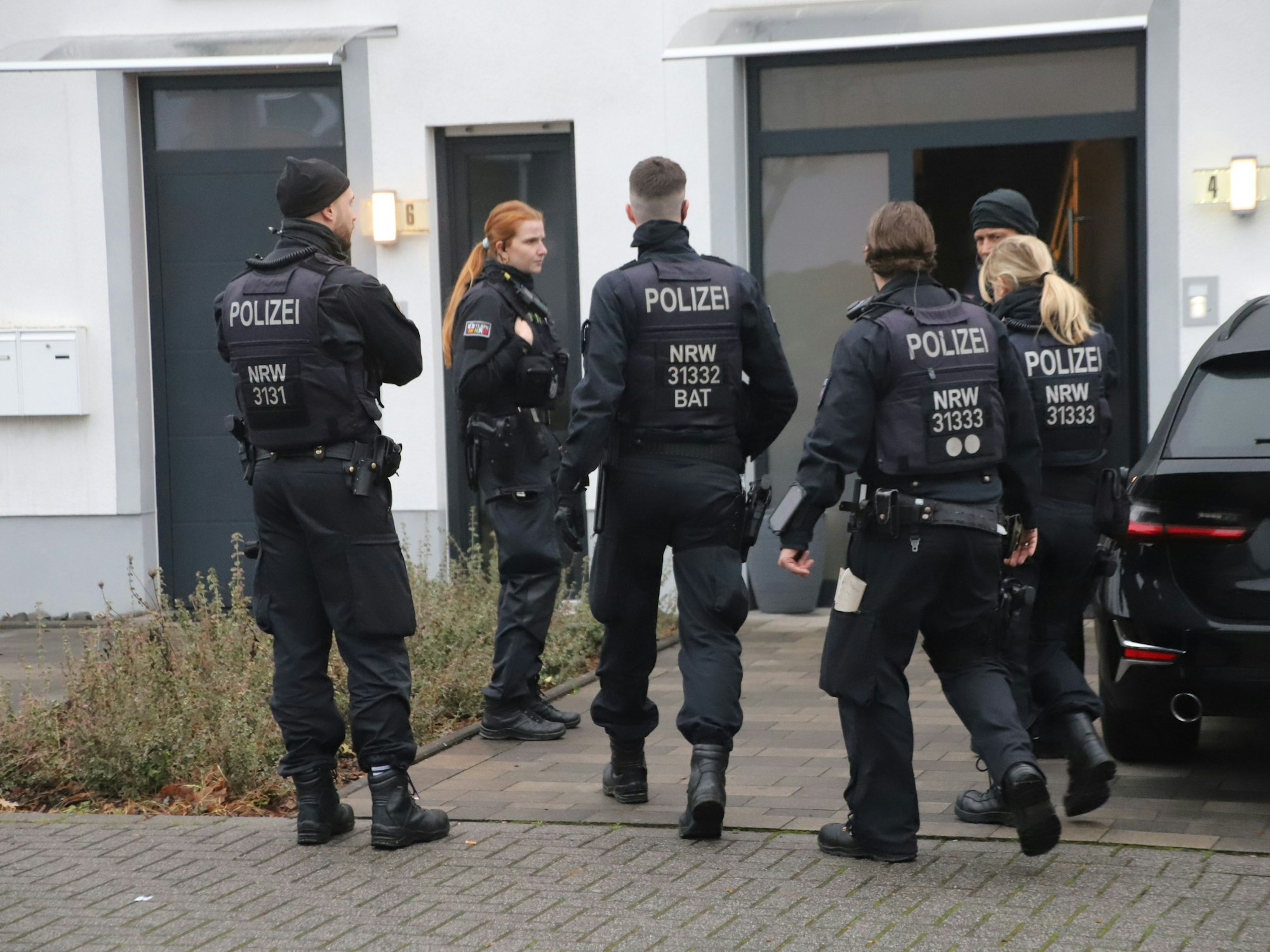 In Hennef-Hossenberg hat die Bonner Polizei Durchuschungen durchgeführt und Festnahmen vorgenommen. Es geht um organisierte und bandenmäßige Urkundenfälschung. Insgesamt wurden sechs oder sieben Objekte durchsucht.
