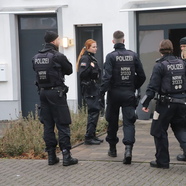 Die Bonner Polizei bei der Durchsuchung in Hennef-Hossenberg im Dezember 2023.
