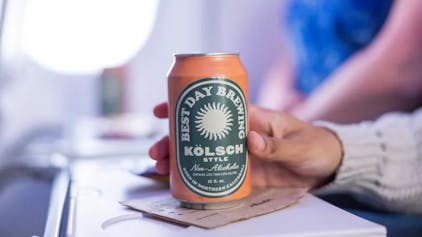 Das alkoholfreie Kölsch der US-Brauerei Best Day Brewing aus dem Bundesstaat Kalifornien wird künftig von der Fluggesellschaft Alaska Airlines angeboten.