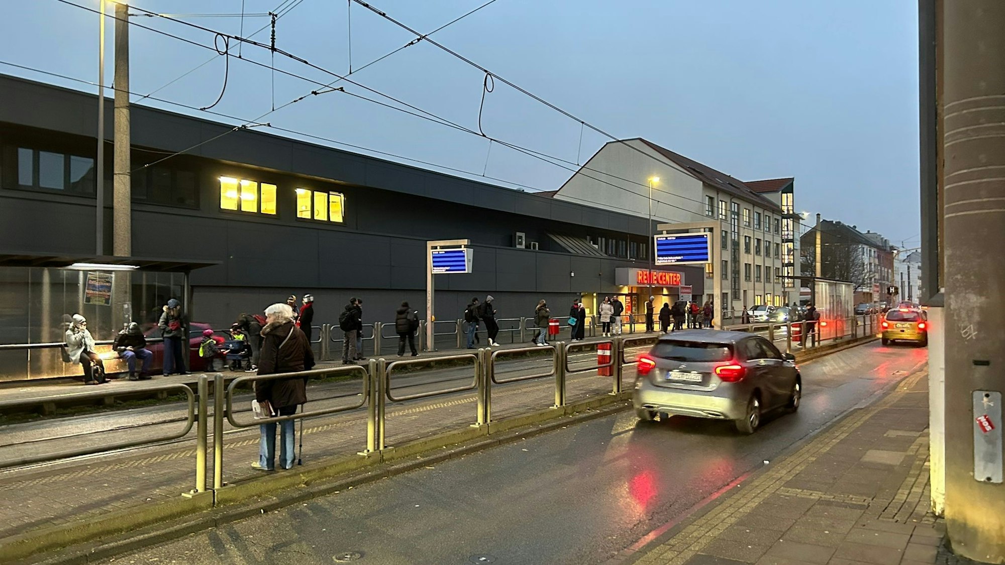 Wartende an einer KVB-Haltestelle in Köln.