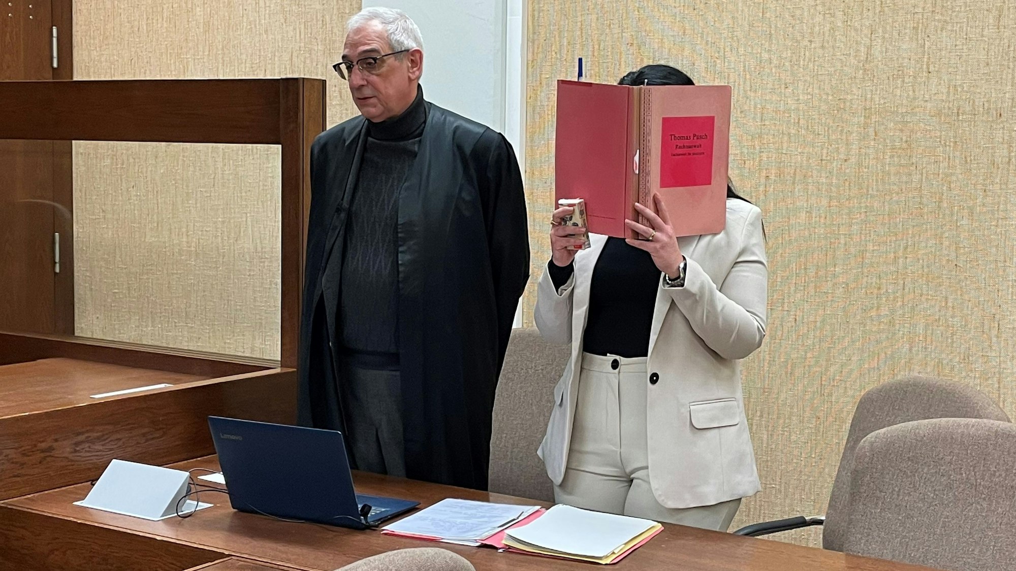 Die Angeklagte mit ihrem Verteidiger Thomas Pusch beim Prozessauftakt im Landgericht Köln
