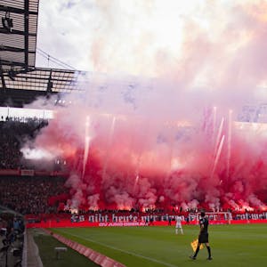 Vor dem Derby am 22. Oktober 2023gegen Gladbach brennen Anhänger des 1. FC Köln massenhaft Pyrotechnik ab.