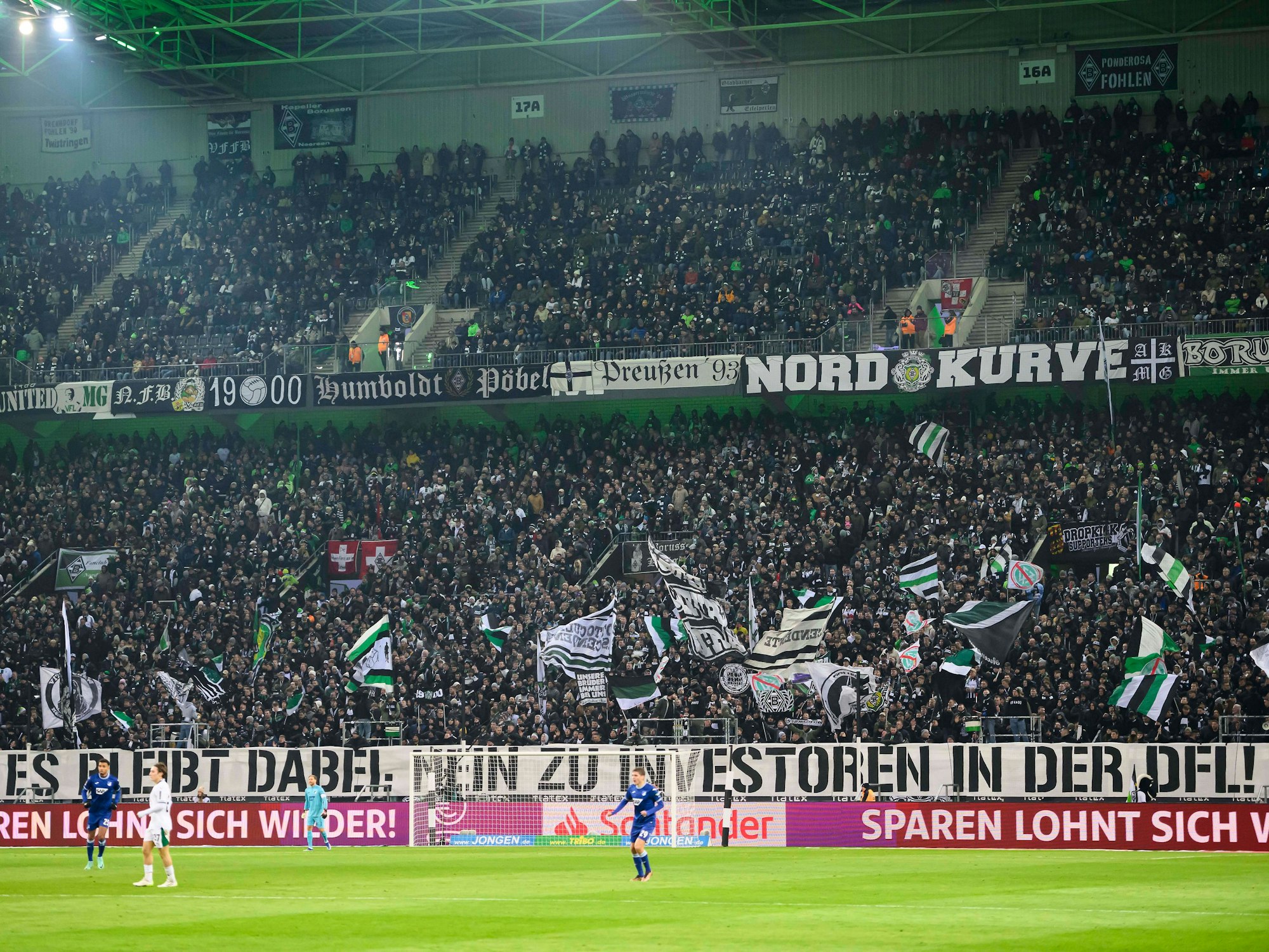Ein Banner gegen den Investoren-Deal in der Nordkurve im Borussia-Park.