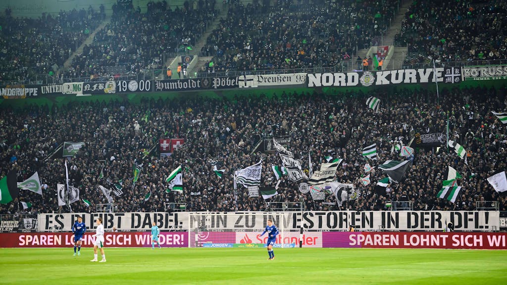 Ein Banner gegen den Investoren-Deal in der Nordkurve im Borussia-Park.&nbsp;