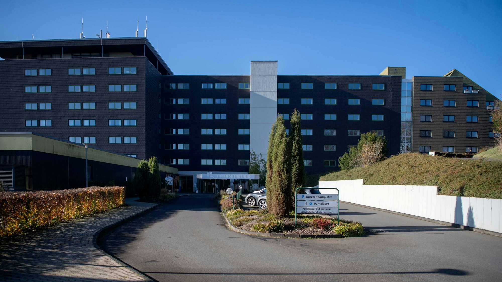 Das Bild zeigt das Gebäude der ehemaligen Eifelhöhen-Klinik in Marmagen.