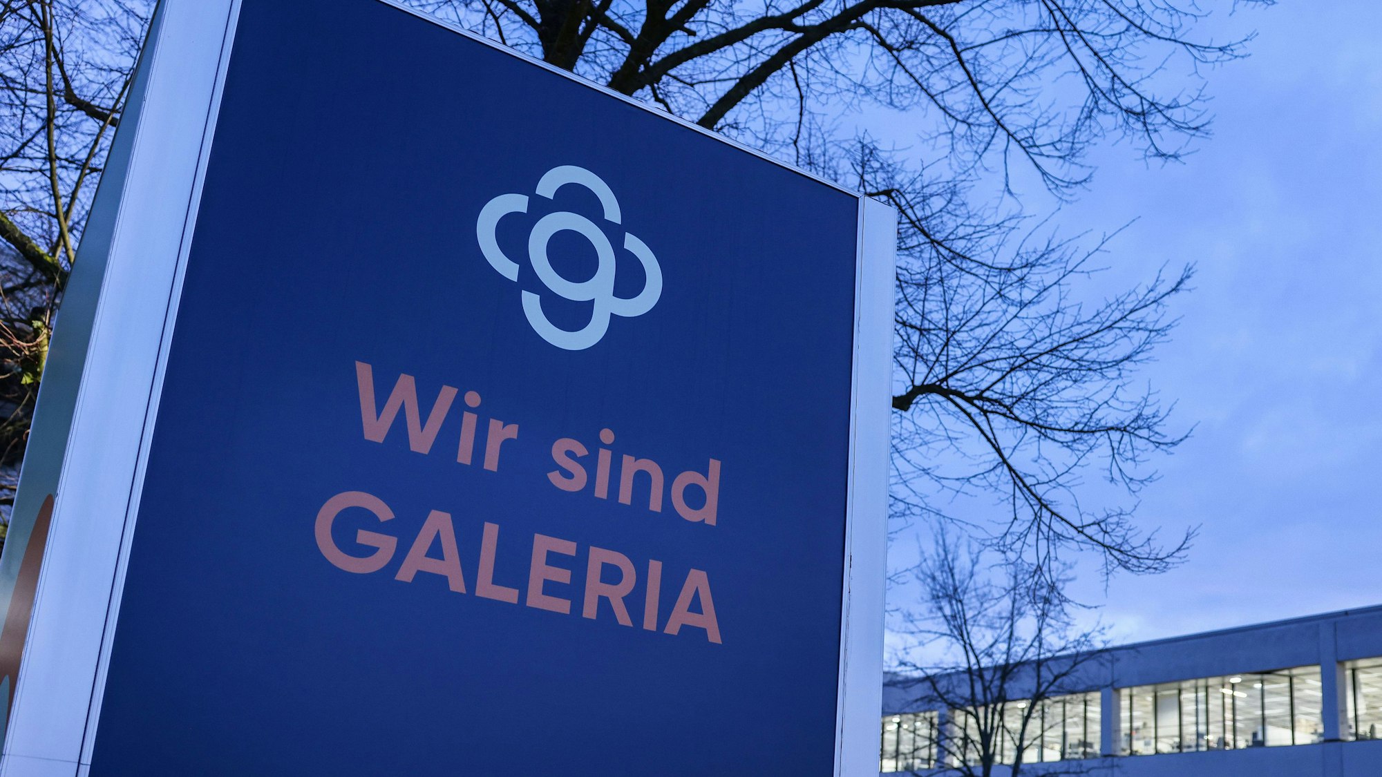 Ein Schild mit dem Logo des Warenhauskonzerns Galeria Karstadt Kaufhof steht vor der Firmenzentrale.