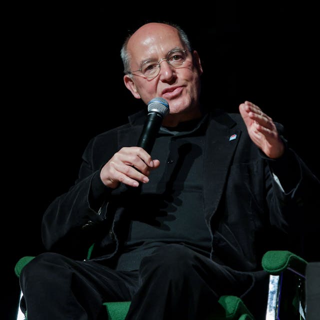 Gregor Gysi auf der Bühne der Stadthalle Mülheim, beim „Kanzlerduell der Herzen“ im Mai 2023 mit Martin Sonneborn.