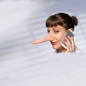 Eine Frau mit einer langen Nase telefoniert mit einem Mobiltelefon.