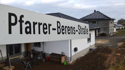 Blick auf das Schild mit der Aufschrift Pfarrer-Berens-Straße.