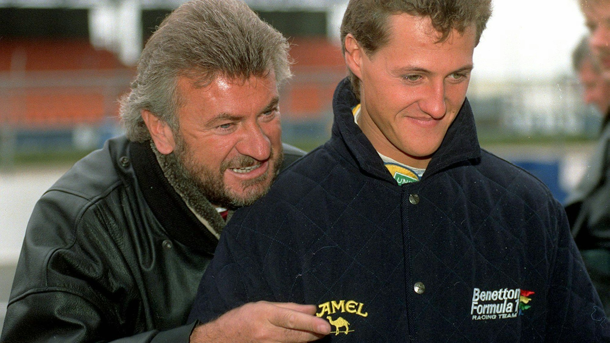 Schumacher-Manager Willi Weber ist auf dem Archivbild von 1995 im Gespräch mit Formel 1-Pilot Michael Schumacher.