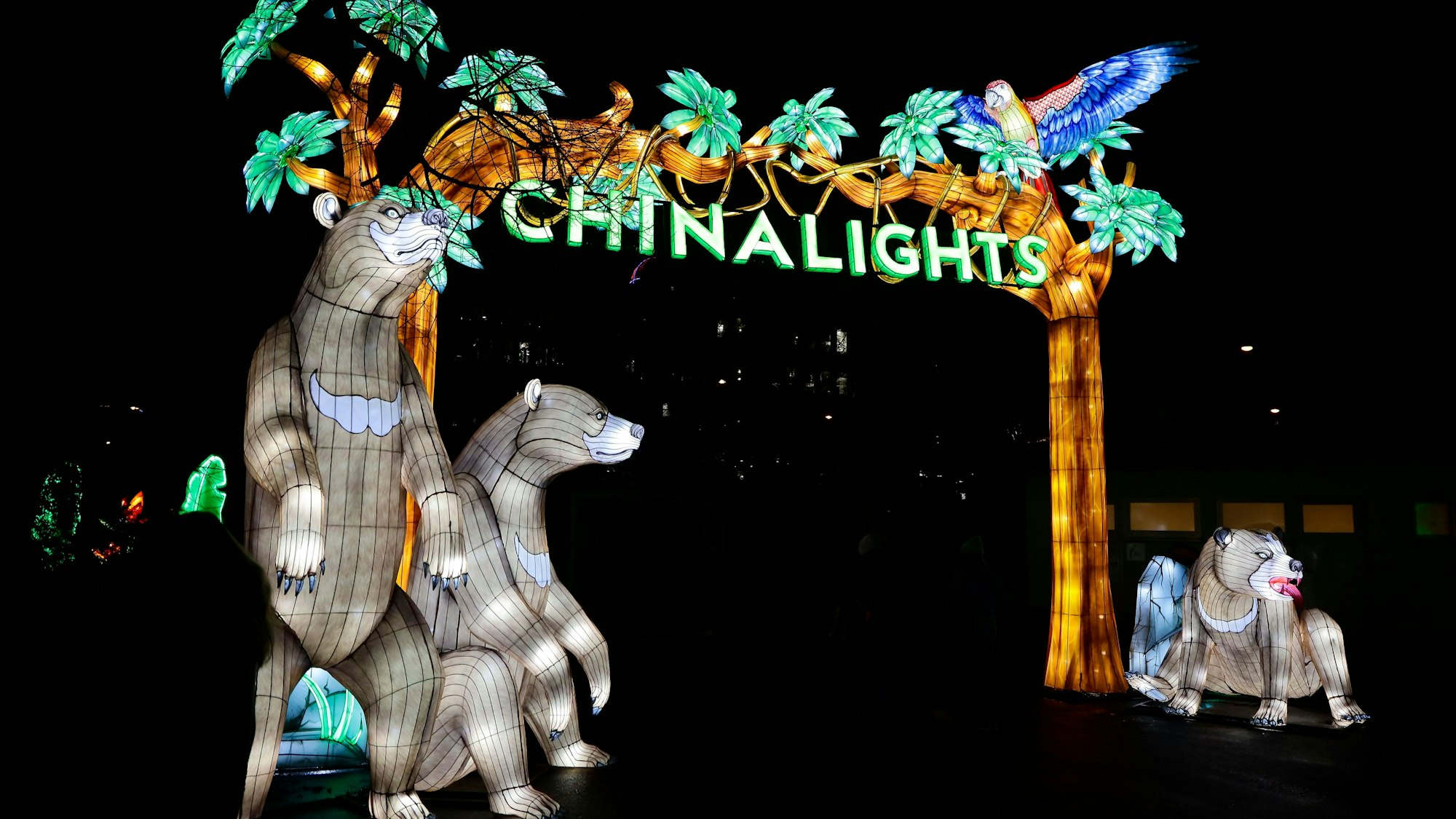 Zu sehen ist das beleuchtete Eingangstor mit der Aufschrift "China Lights" und Bären.