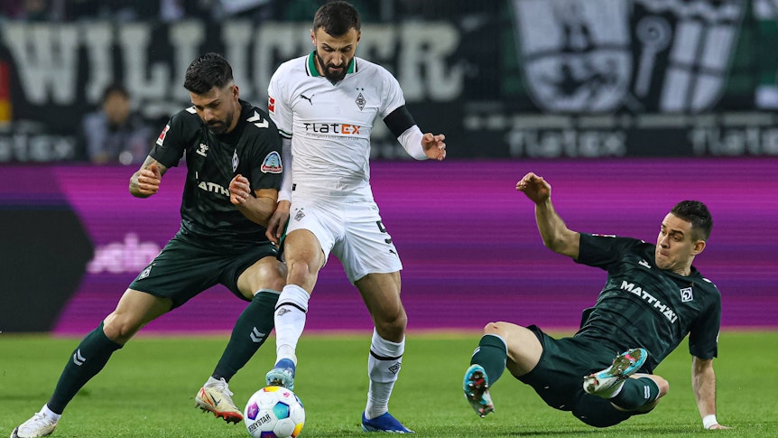 Franck Honorat versucht, den Ball gegen zwei Spieler von Werder Bremen zu behaupten.