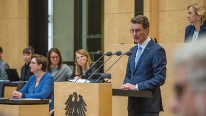 Hendrik Wüst (CDU), Ministerpräsident von Nordrhein-Westfalen, spricht im Bundesrat.