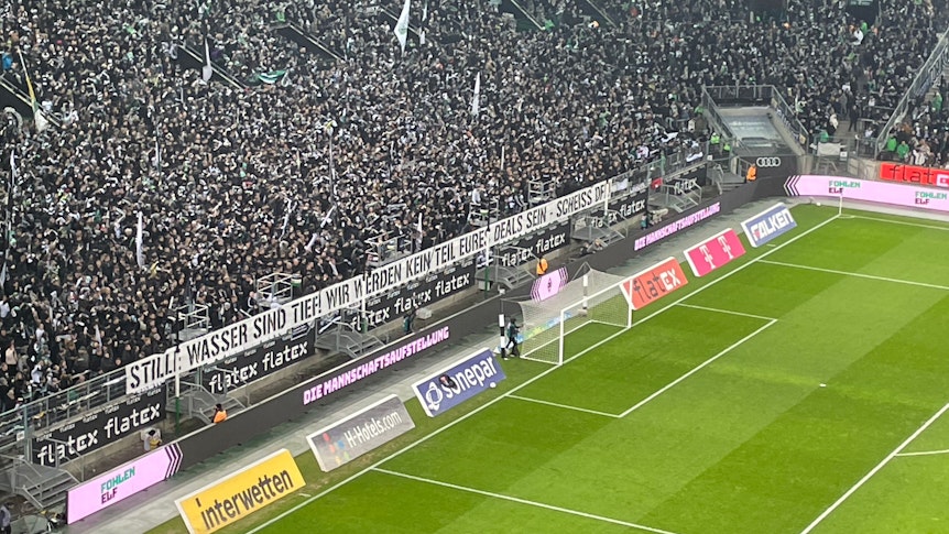 Ein DFL-Banner der Borussia-Fans.