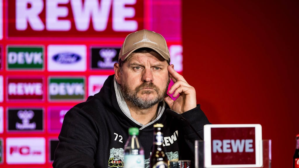 Trainer Steffen Baumgart schaut fokussiert bei einer Pressekonferenz des 1. FC Köln.&nbsp;