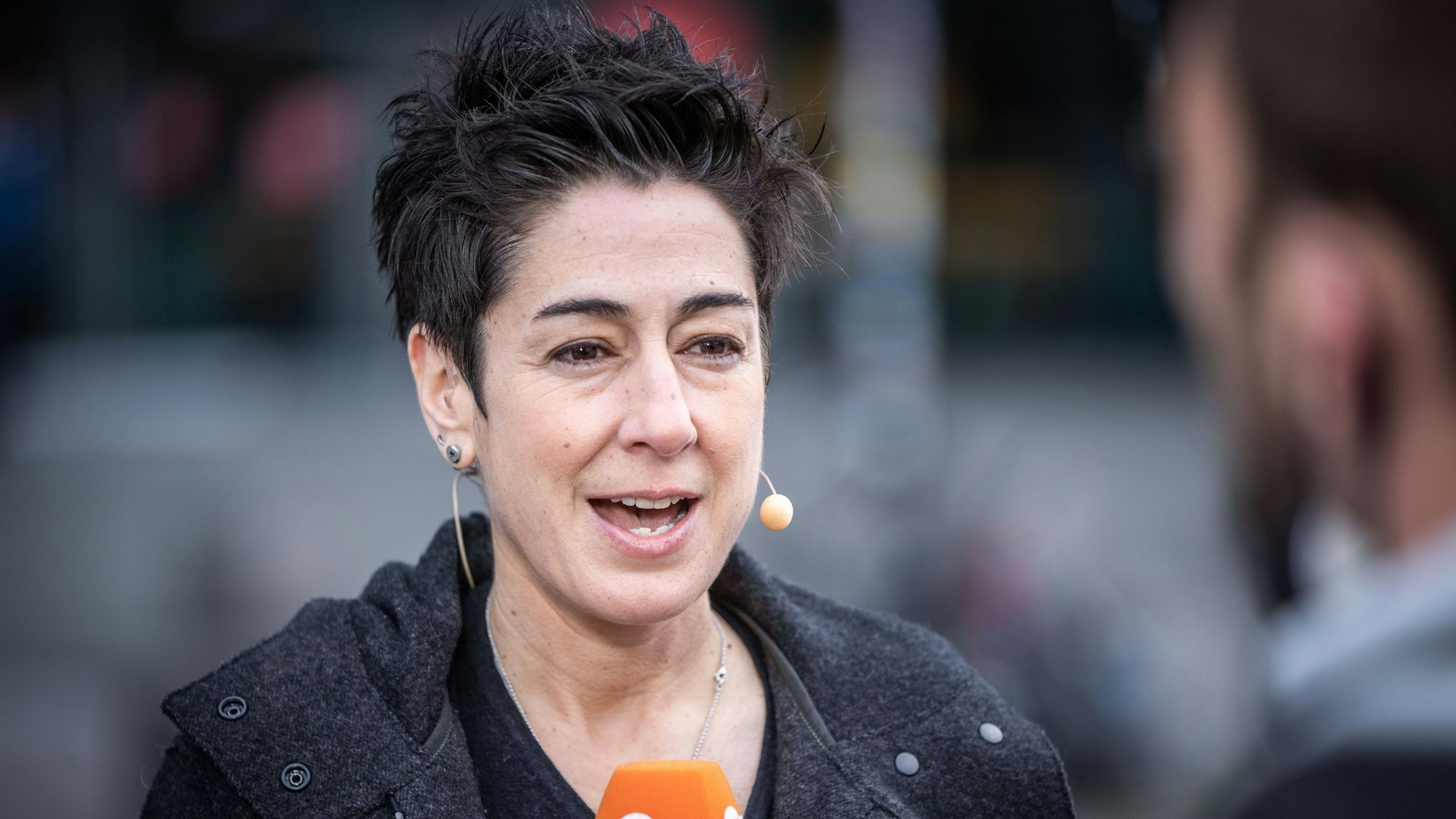 Moderatorin Dunja Hayali ist beim ZDF-"Morgenmagazin" vor Ort am Berliner Hauptbahnhof.