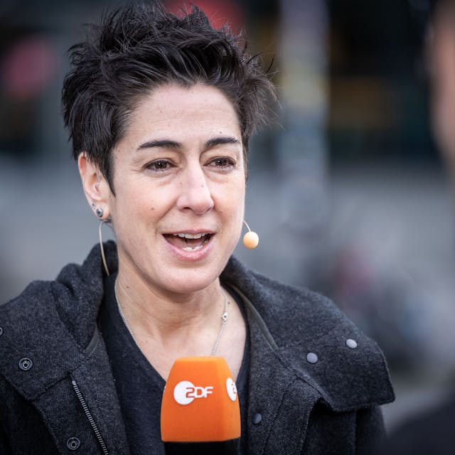 Moderatorin Dunja Hayali steht mit Headset und Mikrofon des Senders ZDF vor einer Kamera und führt ein Interview.