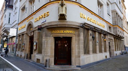 Blick auf den Eingang der Gaststätte Em Golde Kappes