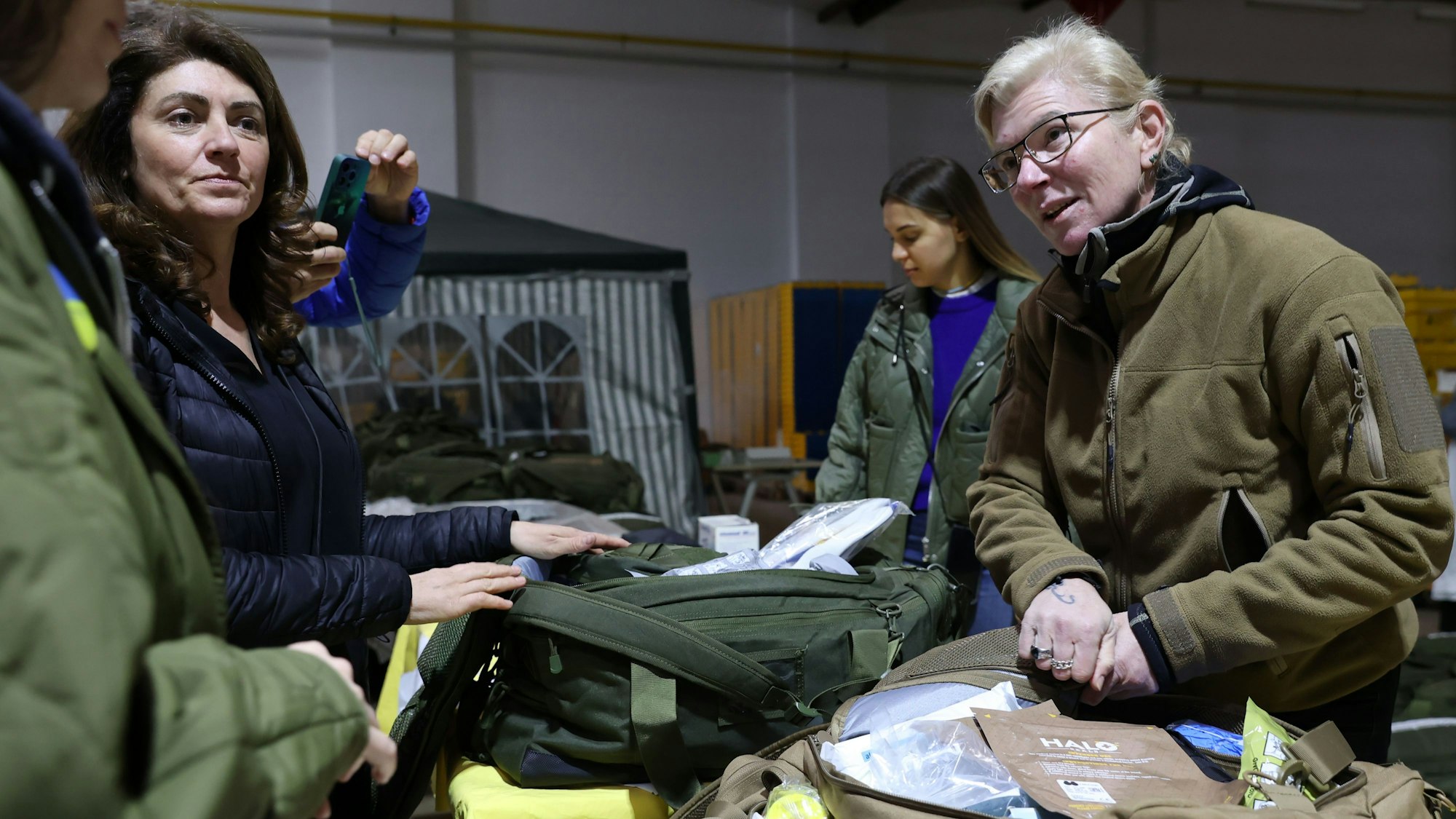 23.03.2023
Köln:
Eine ukrainische Notfallärztin besucht das Spendenlager des Blau-Gelben Kreuzes.