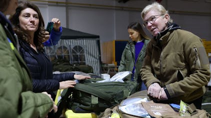 23.03.2023
Köln:
Eine ukrainische Notfallärztin besucht das Spendenlager des Blau-Gelben Kreuzes.