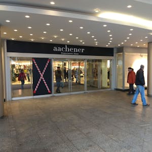 Kunden kommen aus dem Aachener Department Store am Wiesdorfer Platz