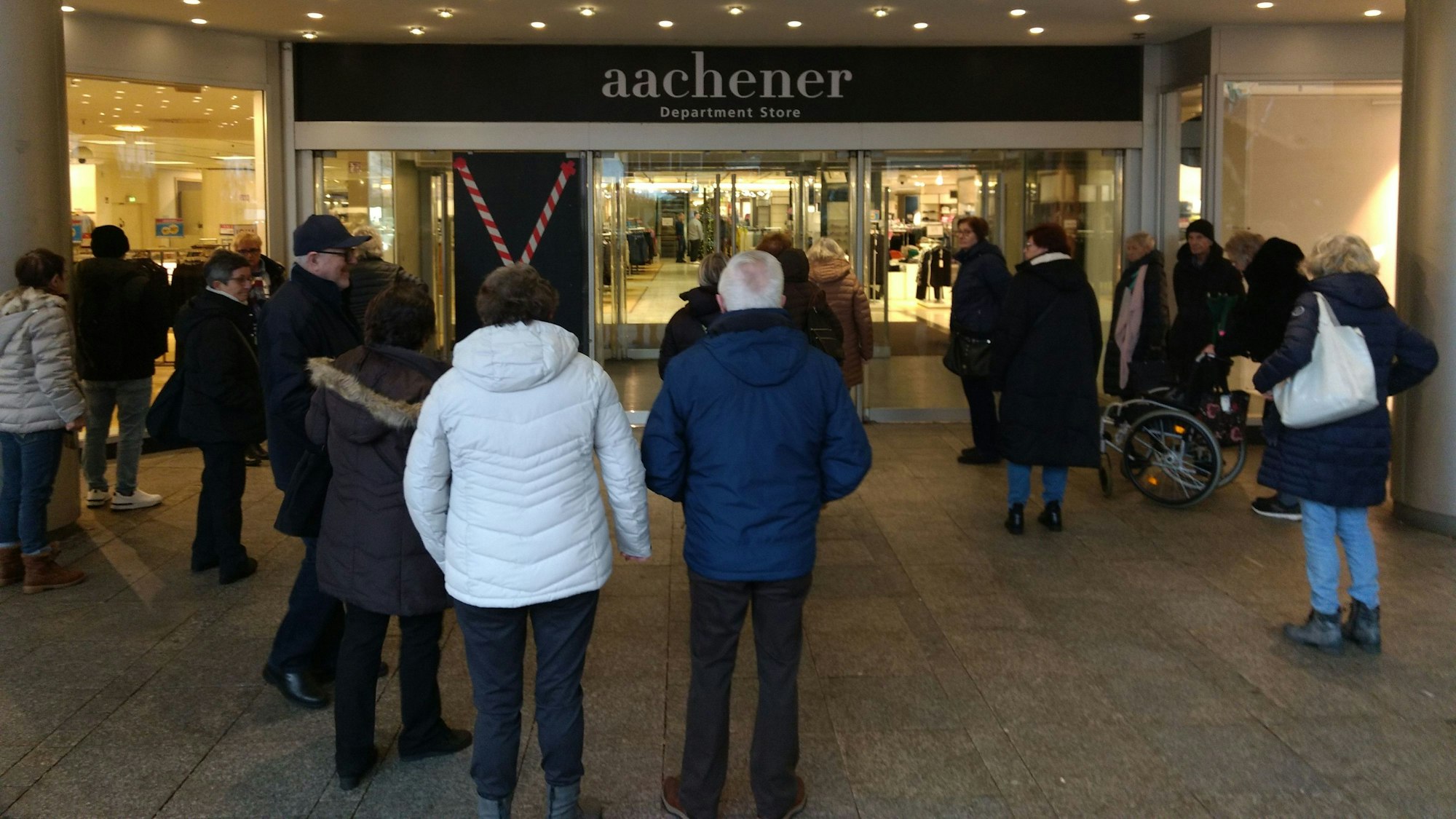 Etwas länger als erwartet mussten die Kunden am Morgen vor dem 'Aachener' warten.