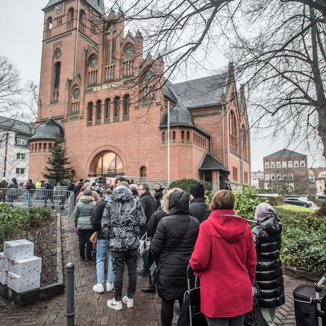 Schlange vor der Christuskirche, wo die Leverkusener Tafel die Weihnachtspakete&nbsp; ausgibt.&nbsp;