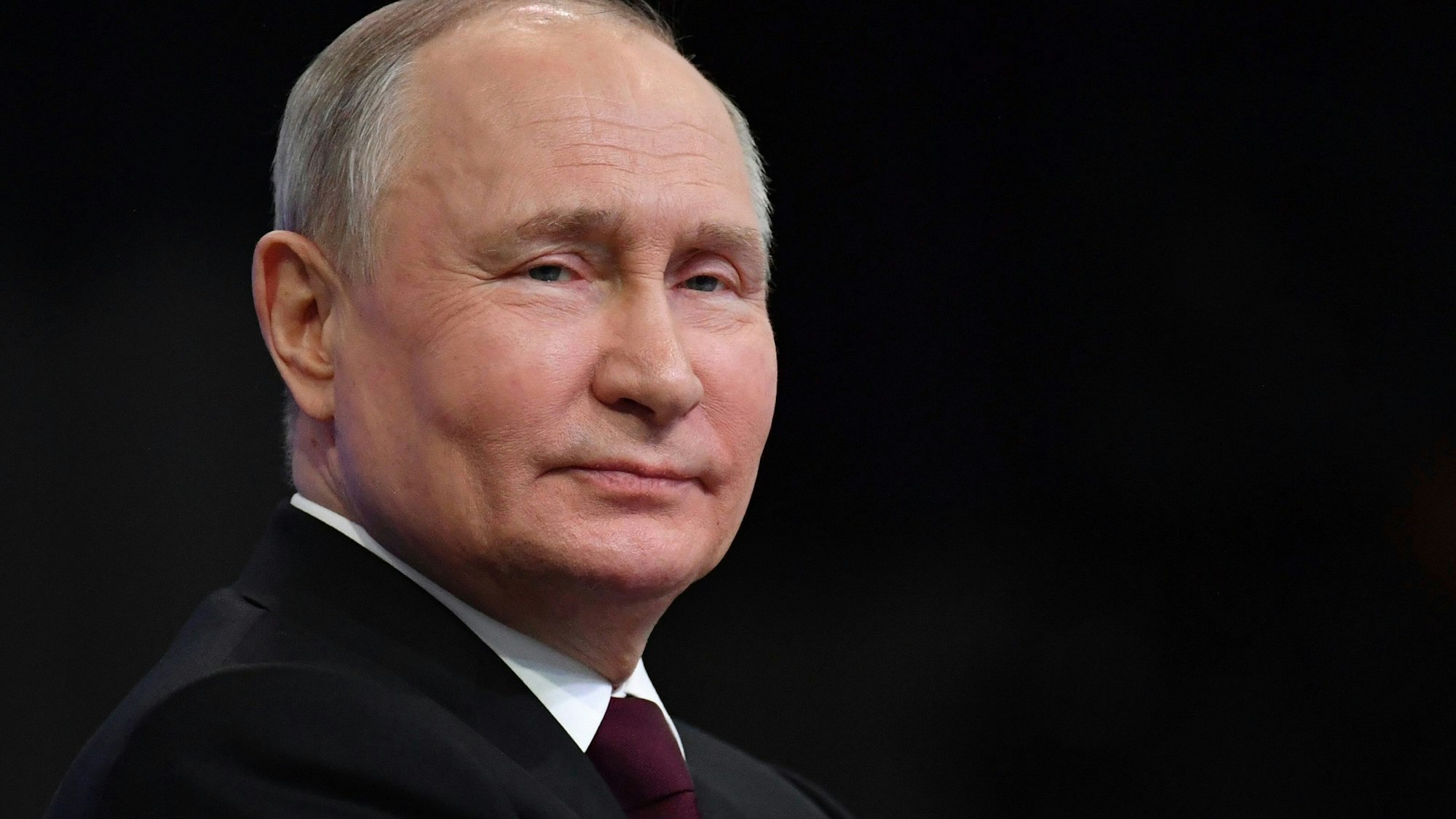 Das von der staatlichen russischen Nachrichtenagentur Sputnik via AP veröffentlichte Bild zeigt Wladimir Putin am 14. Dezember während einer Pressekonferenz.